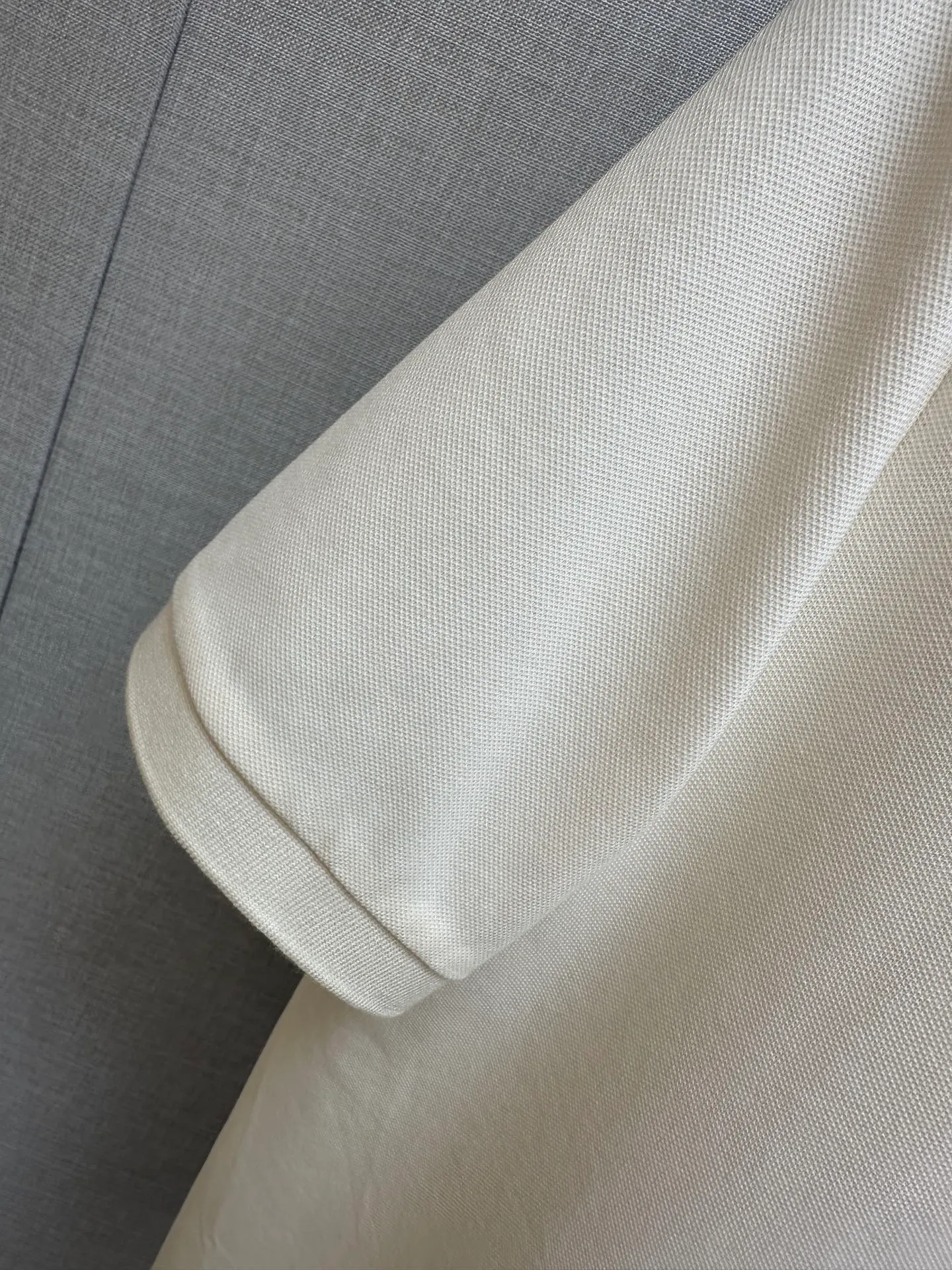 LP Spring and Summer New Arrival's first counter is the latest New Arrival lapel short-sleeved, refreshing and breathable. Premium customized design, avant-garde and fashionable! The brand logo is designed with heavy craftsmanship. It feels soft. It is comfortable to wear. It has exquisite counter-level stitching. It has fine workmanship. The upper body effect is incomparably handsome! A must-have item for a stylish man! Sizes:M-3XL